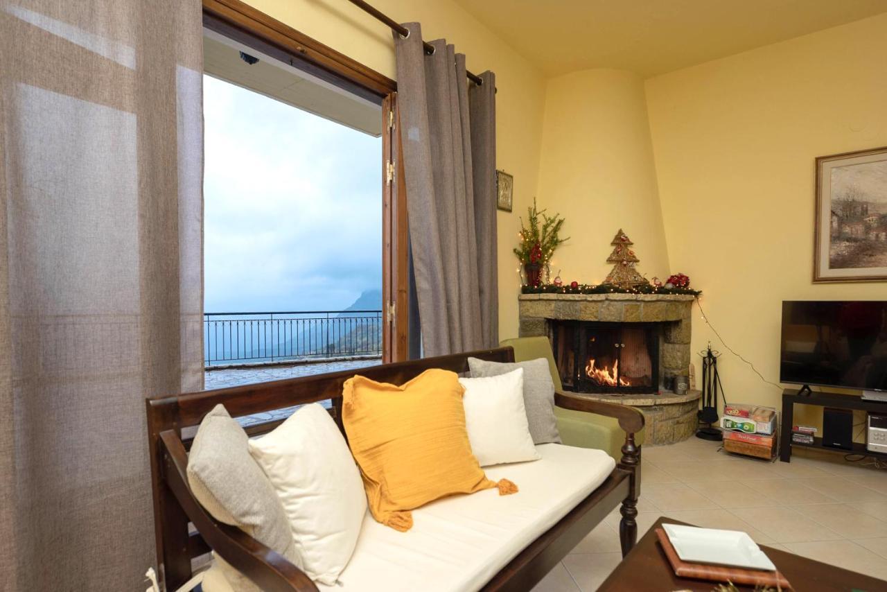 Meli Apartments Arachova Esterno foto